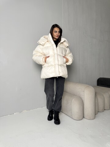 Купити Жіночий пуховик oversize молочного кольору
